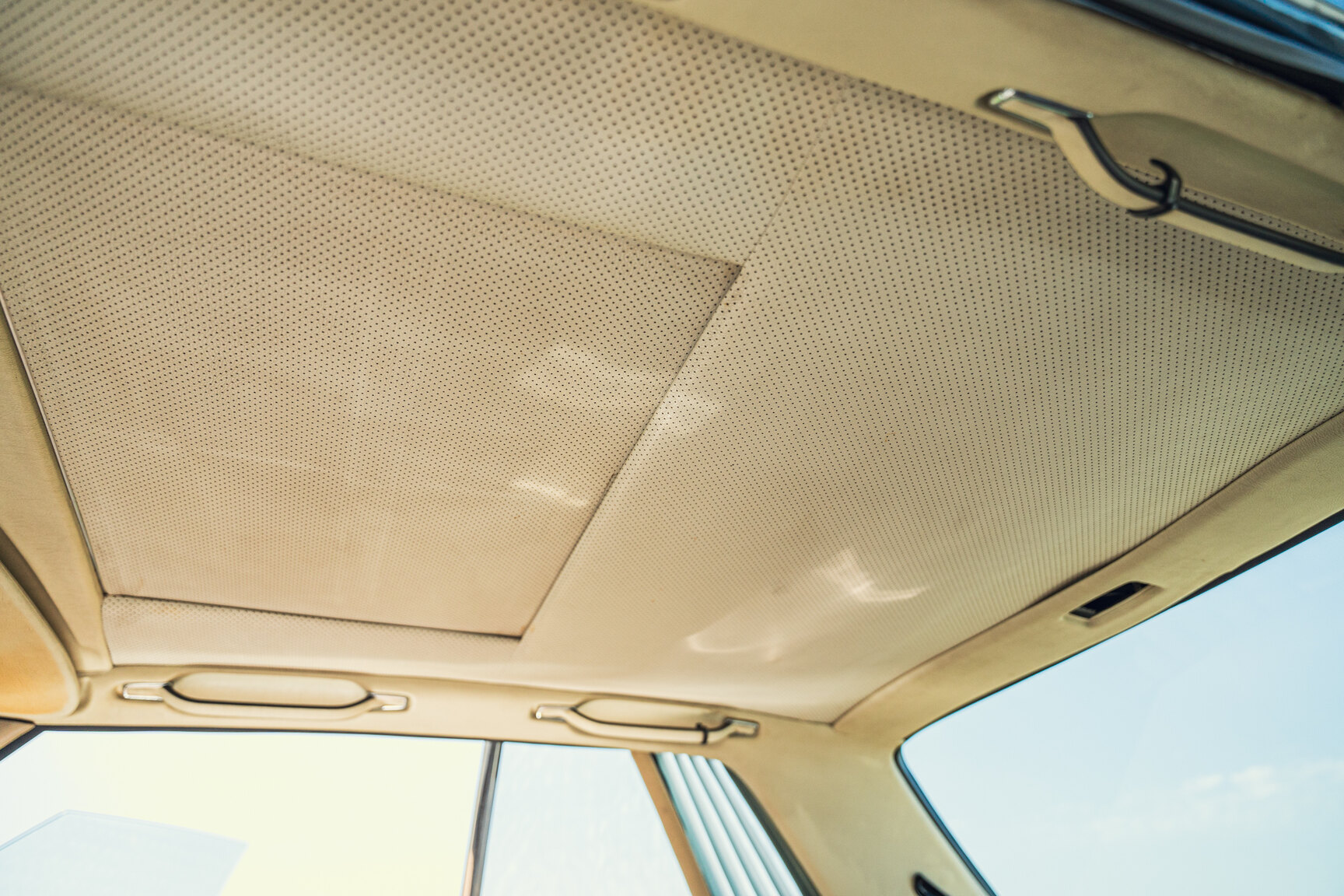 Interior image of 1976 Mercedes-Benz 450 SLC (43)