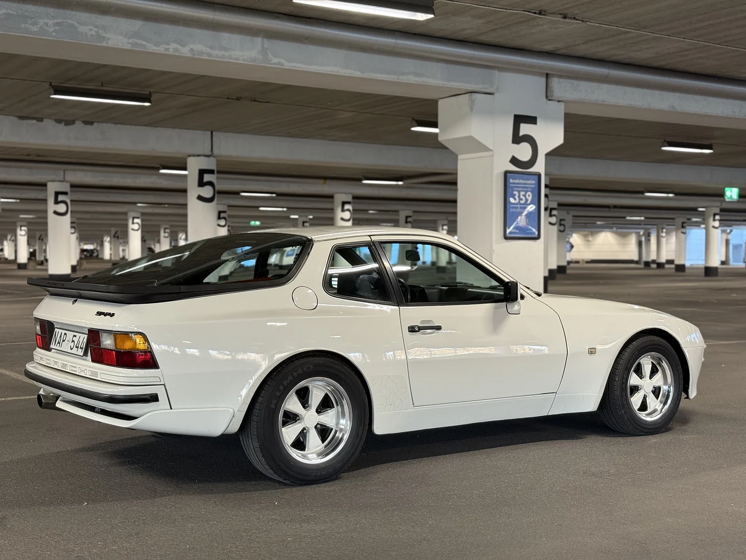 Exteriörbild på 1984 PORSCHE 944 Targa (19)