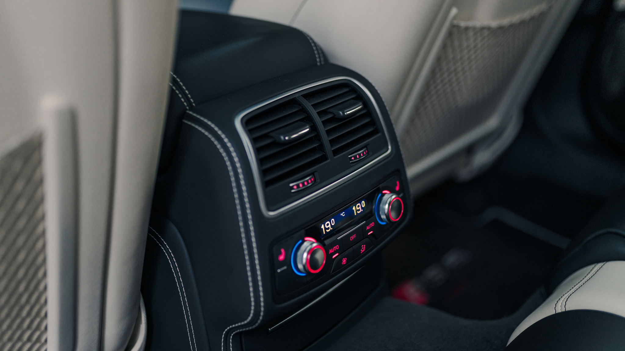 Interior image of 2016 Audi RS6 Avant Exclusive (33)