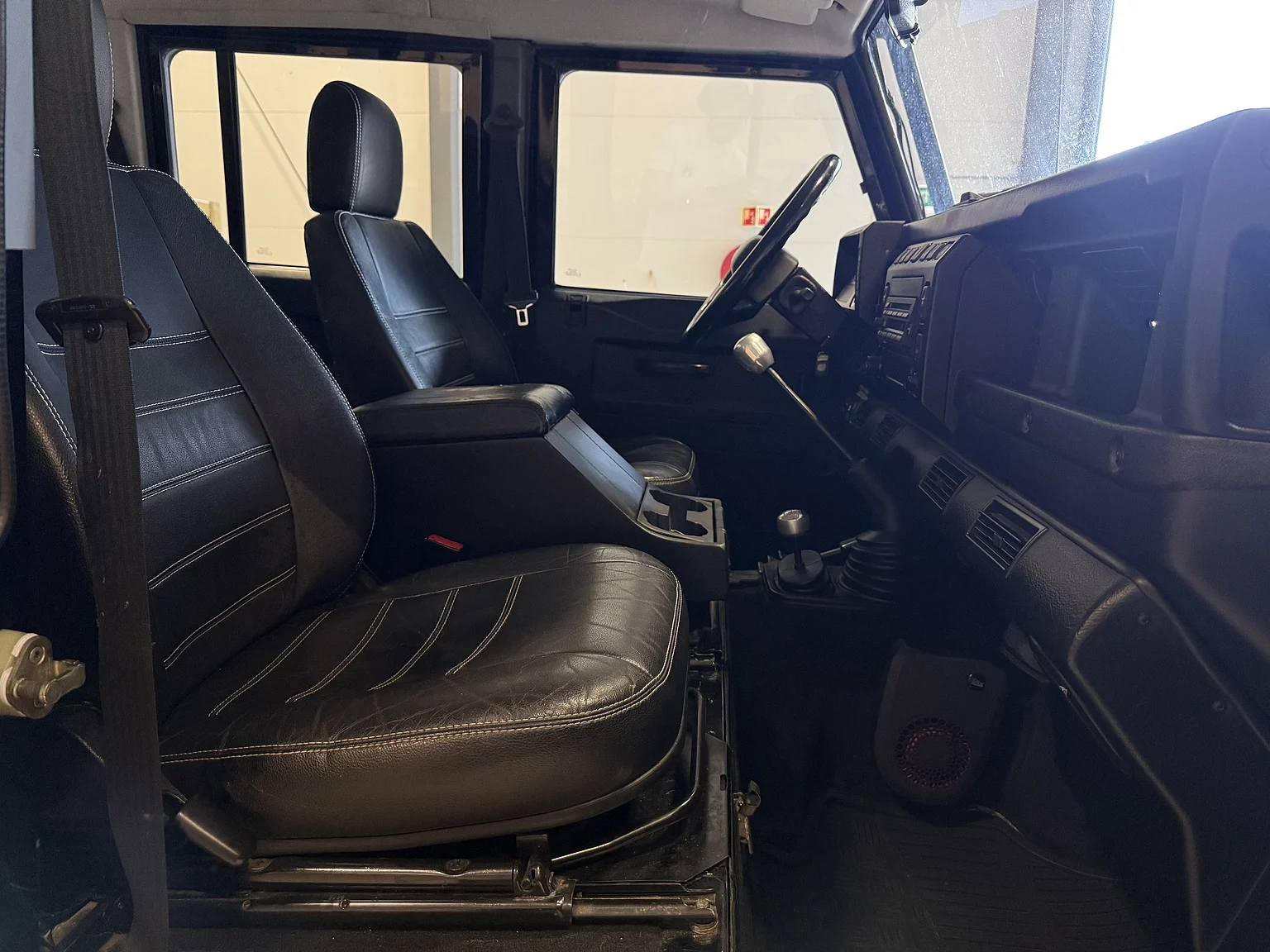Interiörbild 2000 Land Rover Defender 110 Tomb Raider (27)