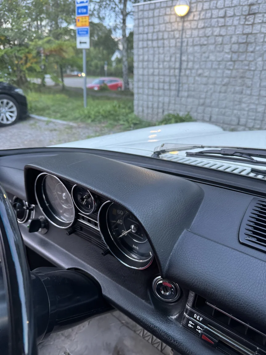 Innenraumfoto von 1972 Mercedes-Benz 200 (25)