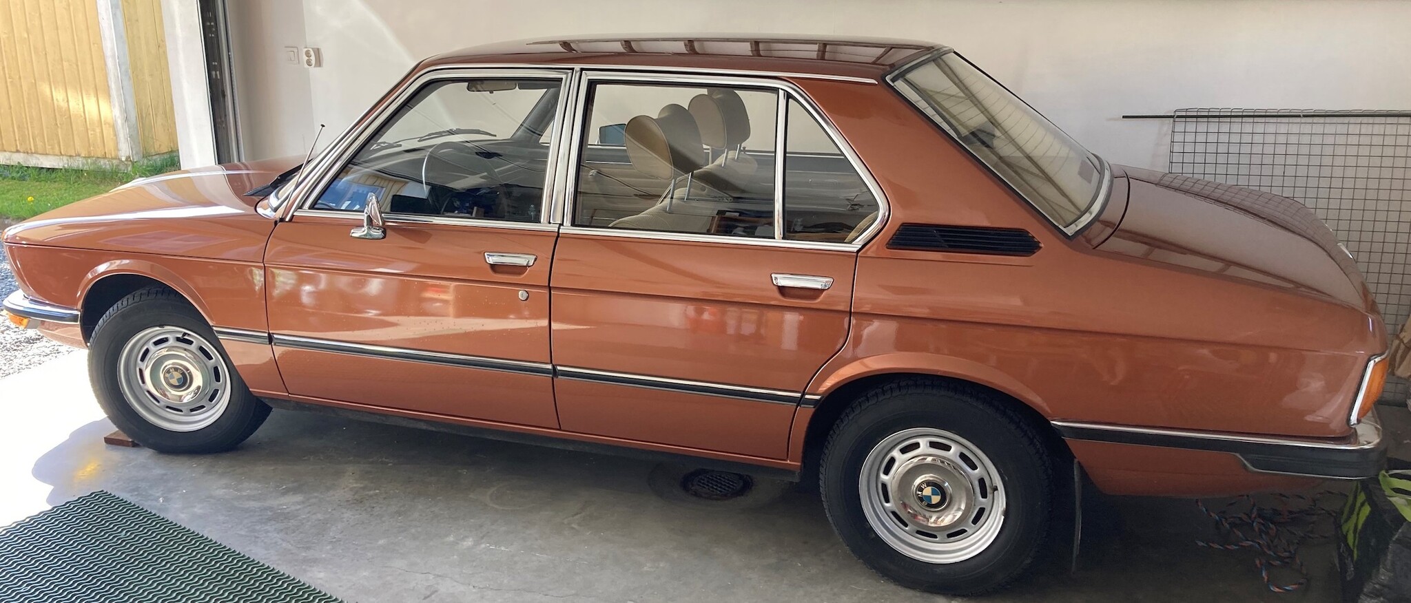 Exteriörbild på 1977 BMW 518 (7)