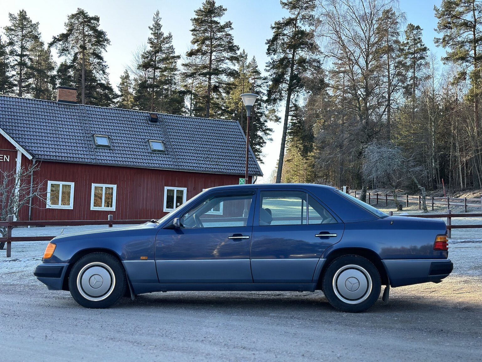 Exteriörbild på 1991 Mercedes-Benz 230 E 
