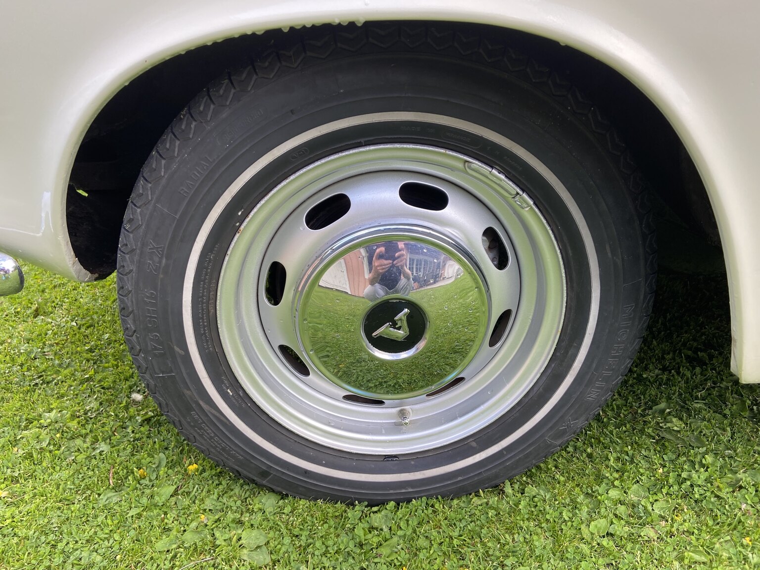 Exterior image of 1968 Volvo P1800 S