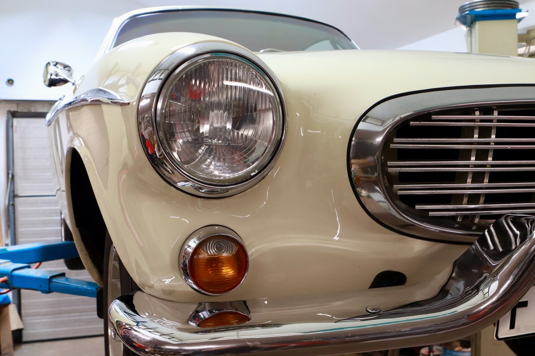 Exterior image of 1964 Volvo P 1800S