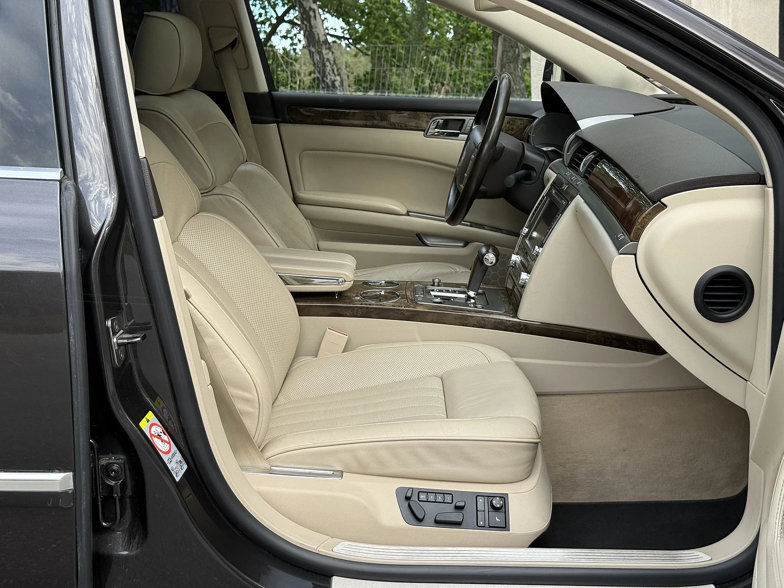 Innenraumfoto von 2009 Volkswagen Phaeton W12 LWB Executive (11)