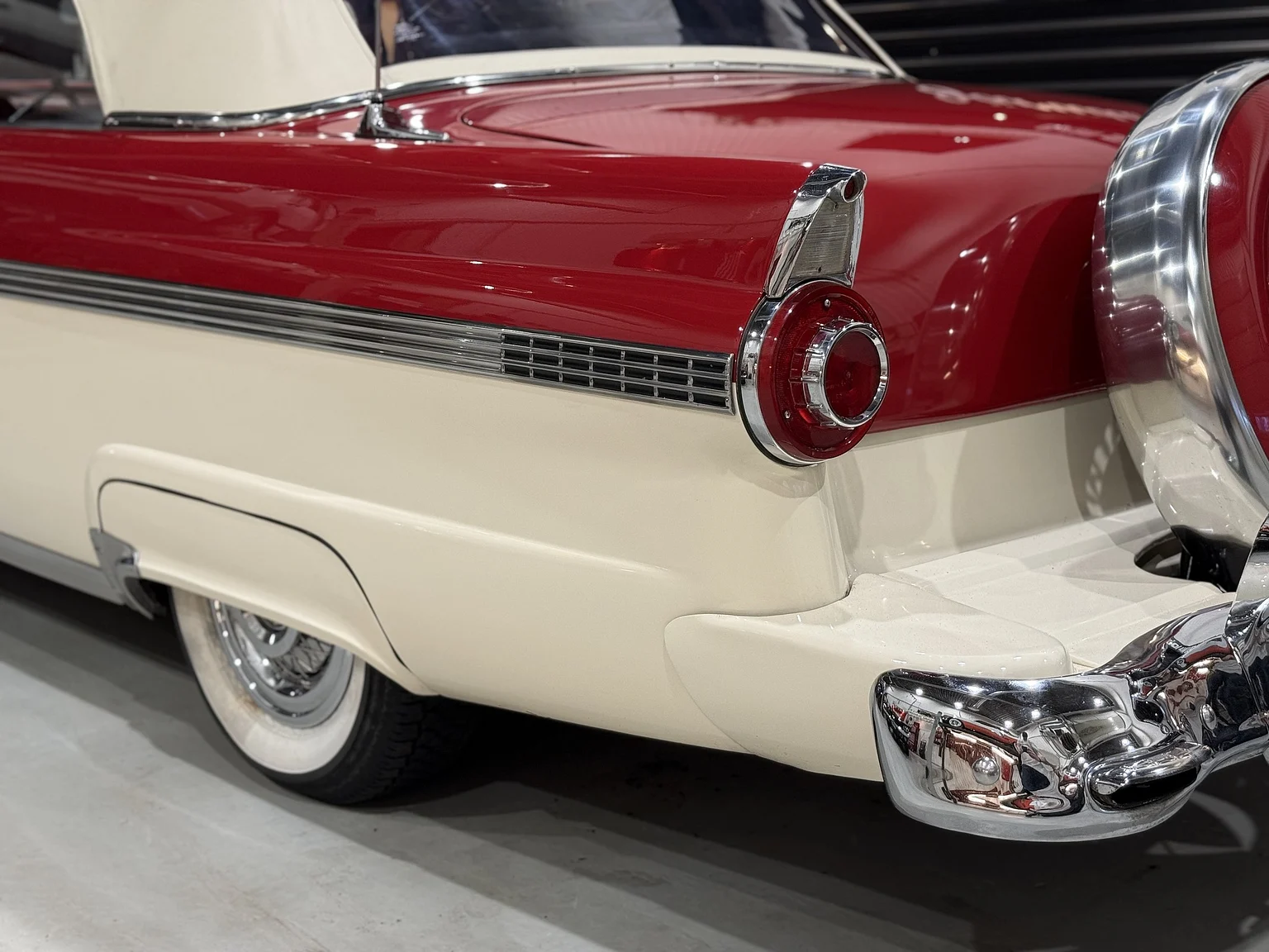 Aussenfoto 1956 Ford Fairlane Sunliner V8 5.1 (95)