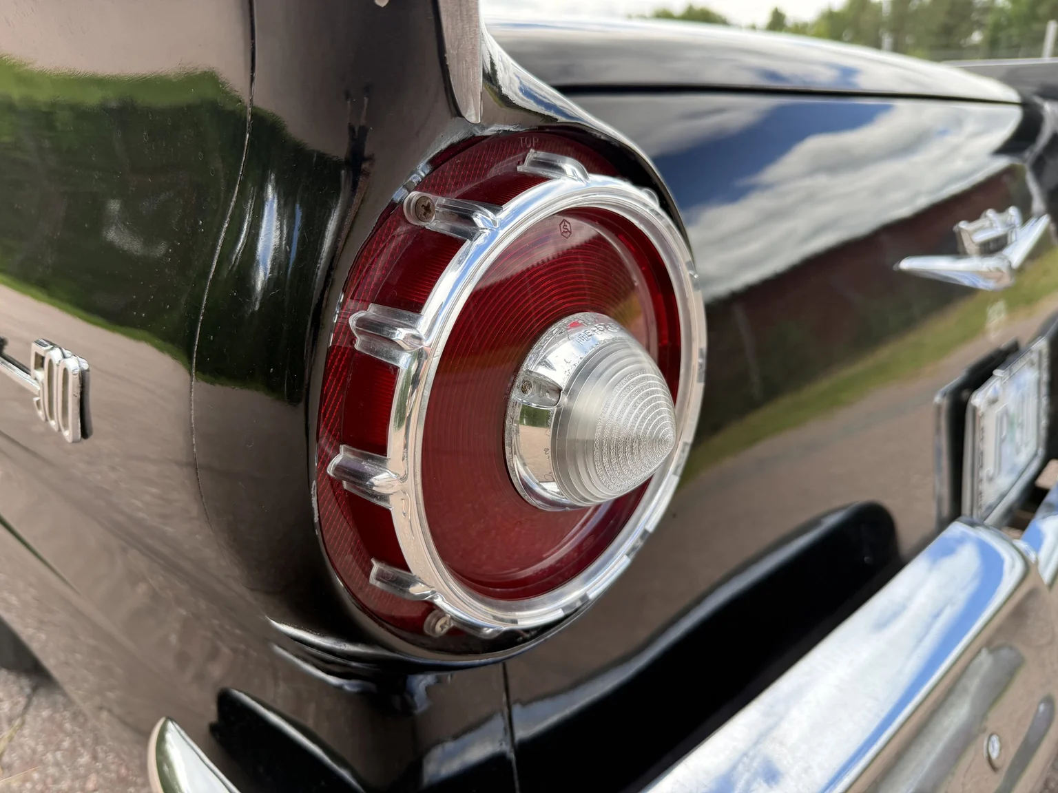 Exteriörbild på 1957 Ford Fairlane 500 Hardtop Cabriolet (70)