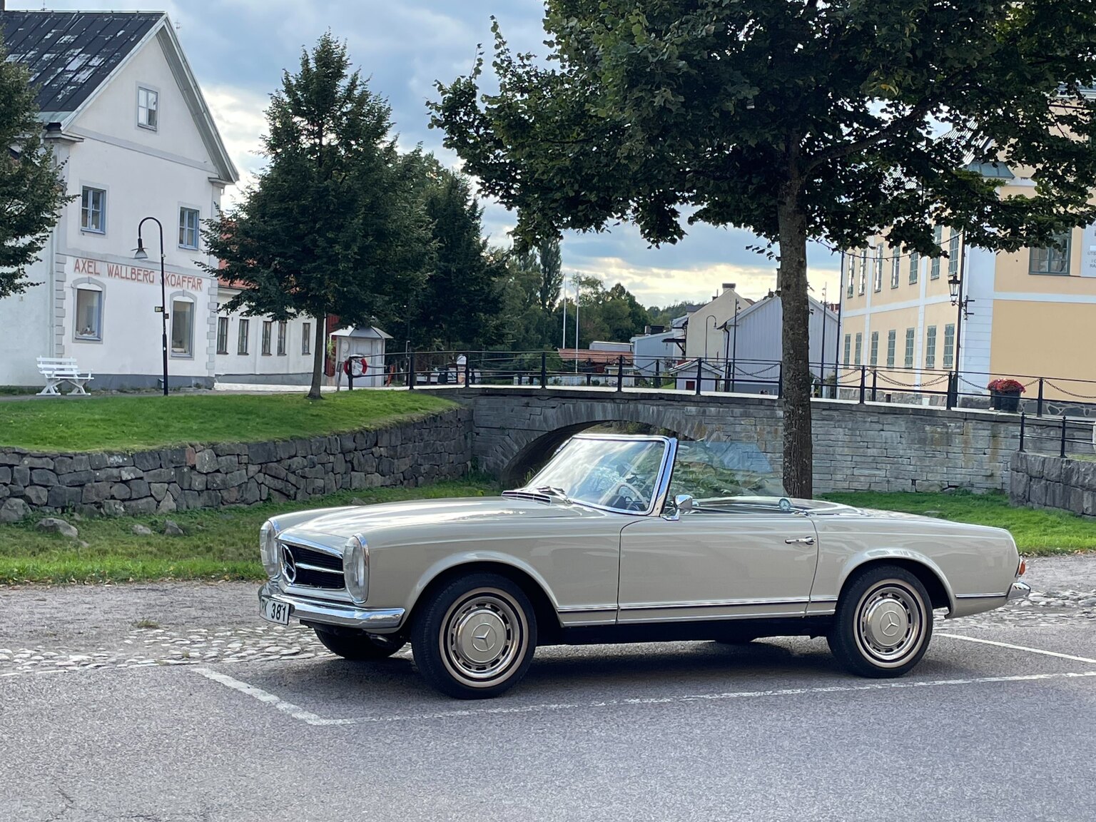 Exterior image of 1968 Mercedes Benz SL 280 Pagoda