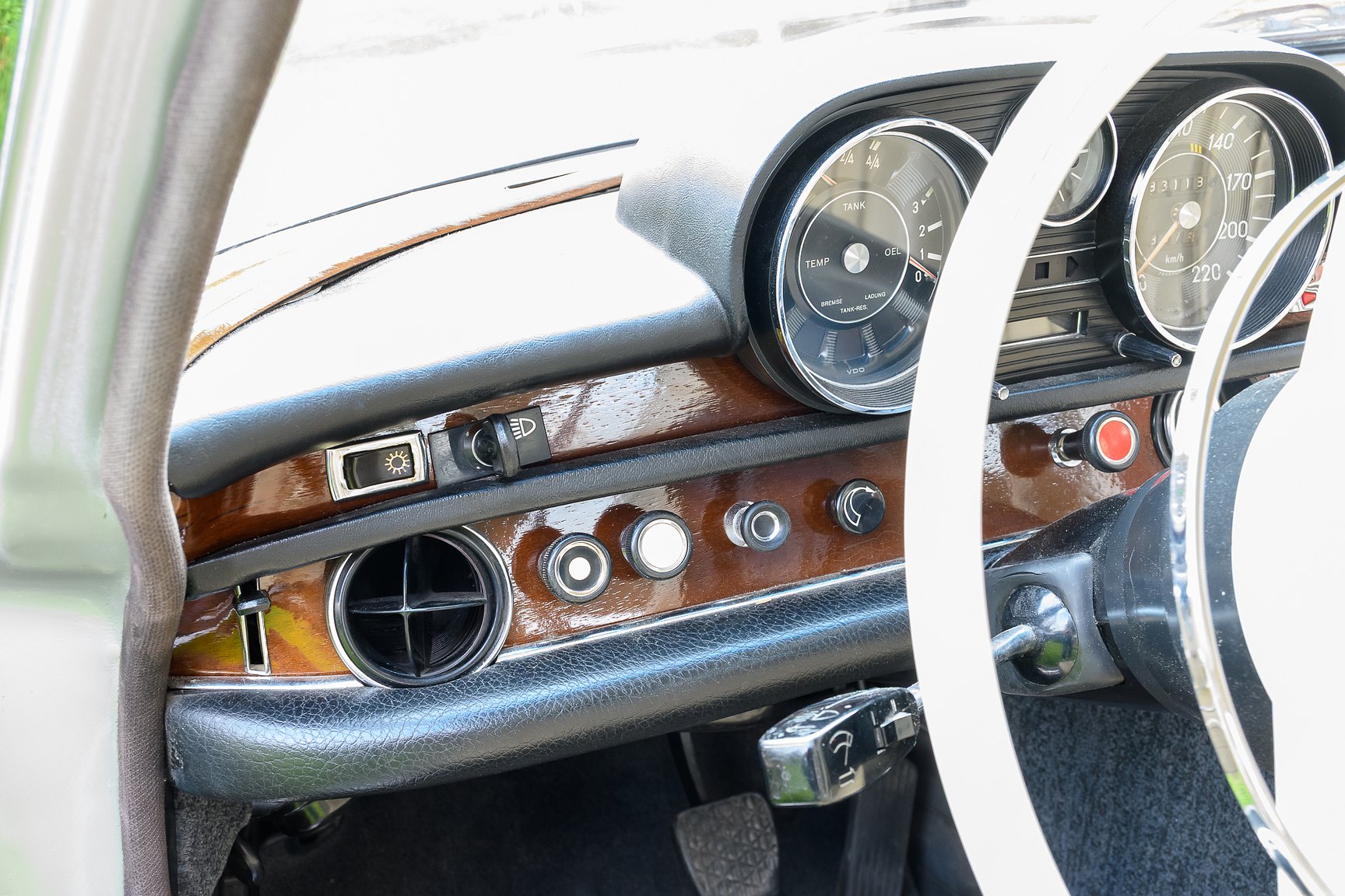 Interior image of 1969 Mercedes-Benz 300 SEL