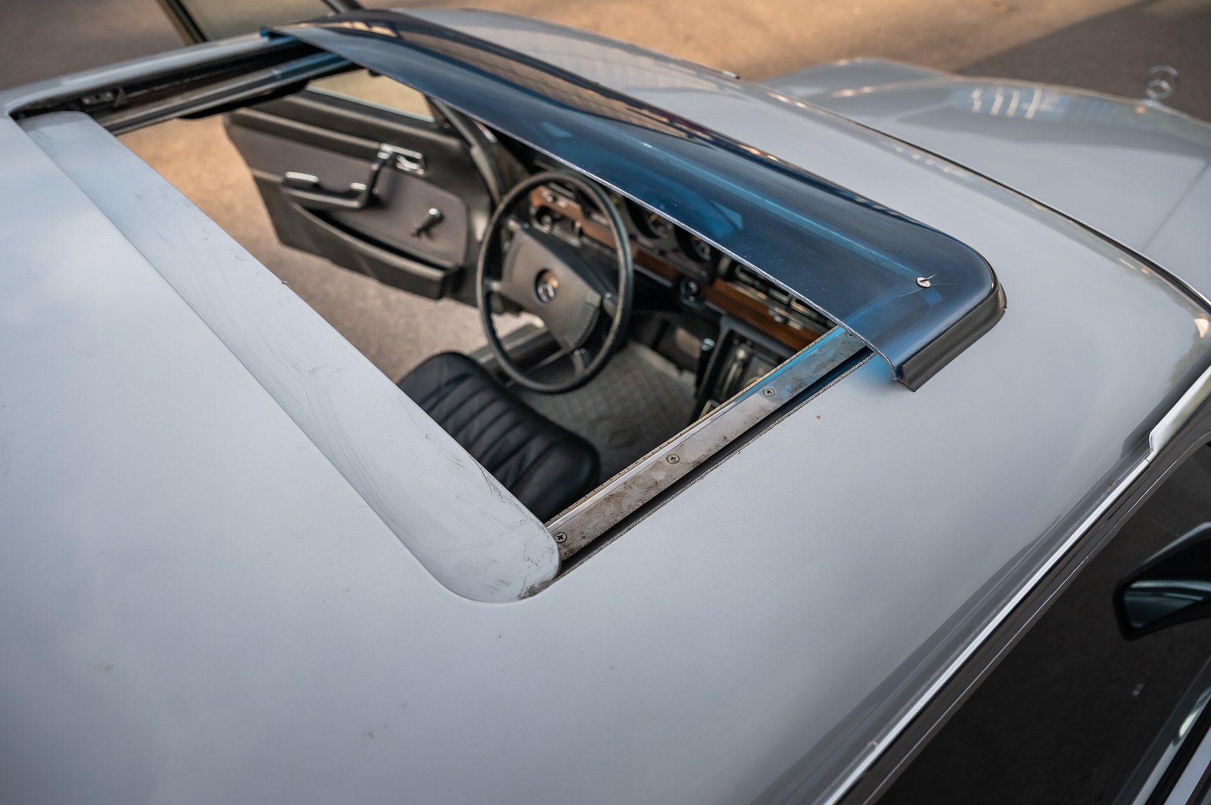 Exterior image of 1975 Mercedes-Benz 280 SE 