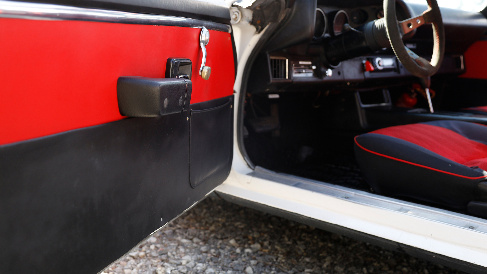 Interior image of 1975 Chevrolet Camaro 307 (4)