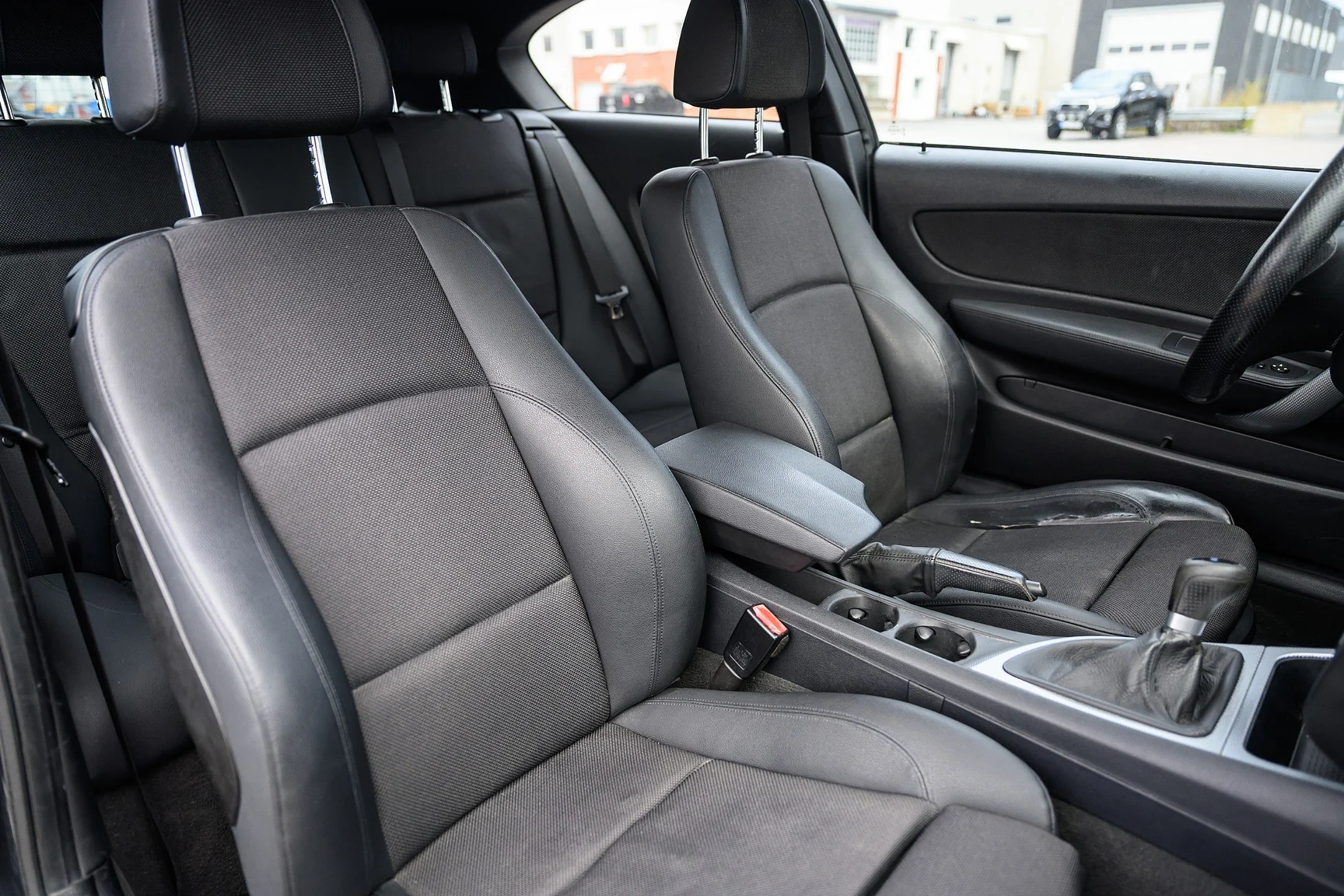 Innenraumfoto von 2007 2007 BMW 130i M Sport (28)