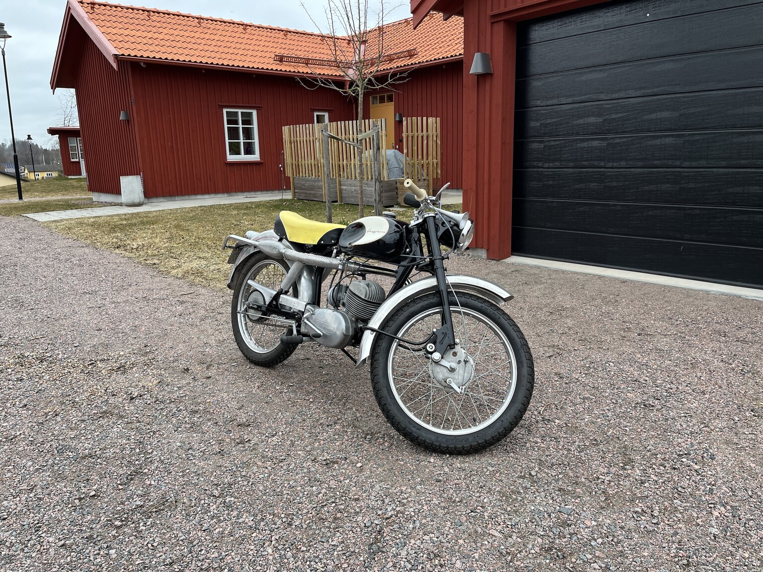 Exteriörbild på 1958 Husqvarna 283 "Guldpilen"