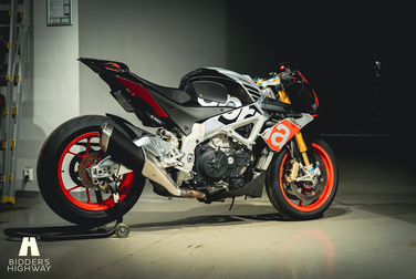 Exterior image of 2016 Aprilia Tuono V4 Factory