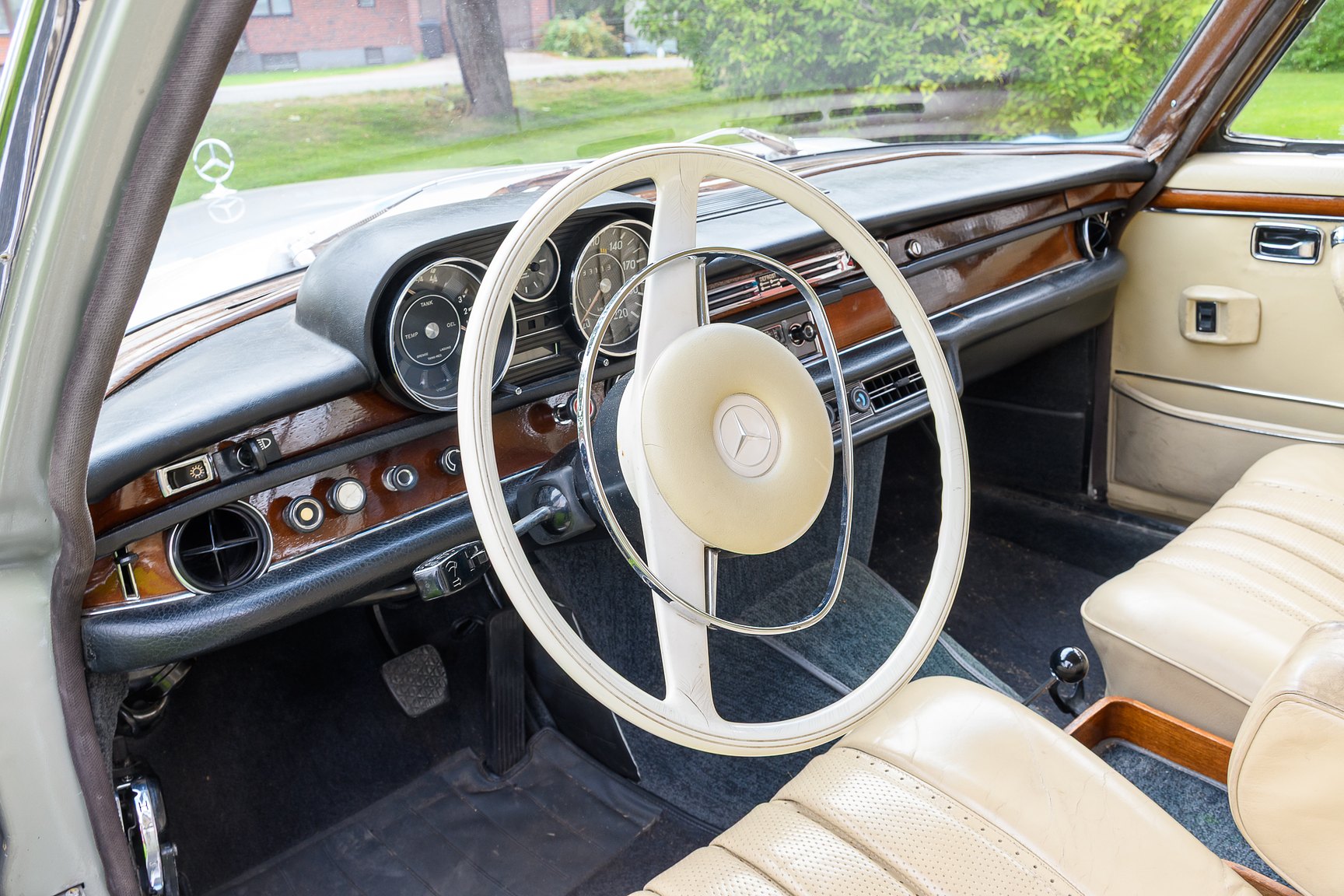 Interior image of 1969 Mercedes-Benz 300 SEL