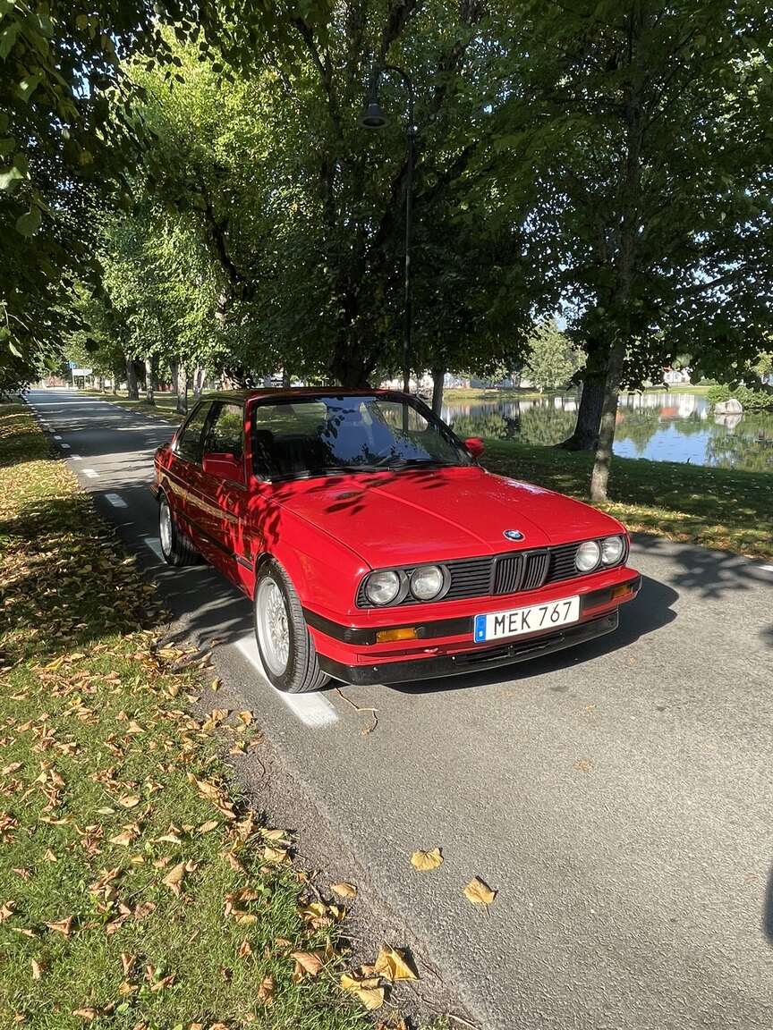 Exterior image of 1987 BMW 320i