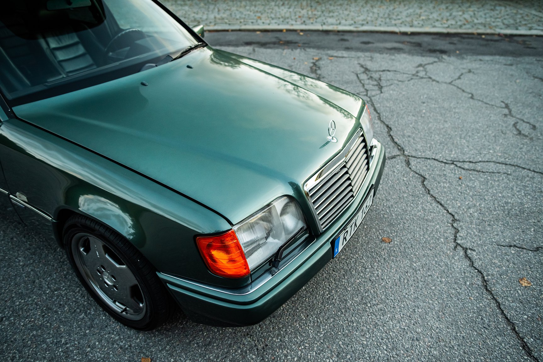 Exterior image of 1996 MERCEDES-BENZ E 320 T