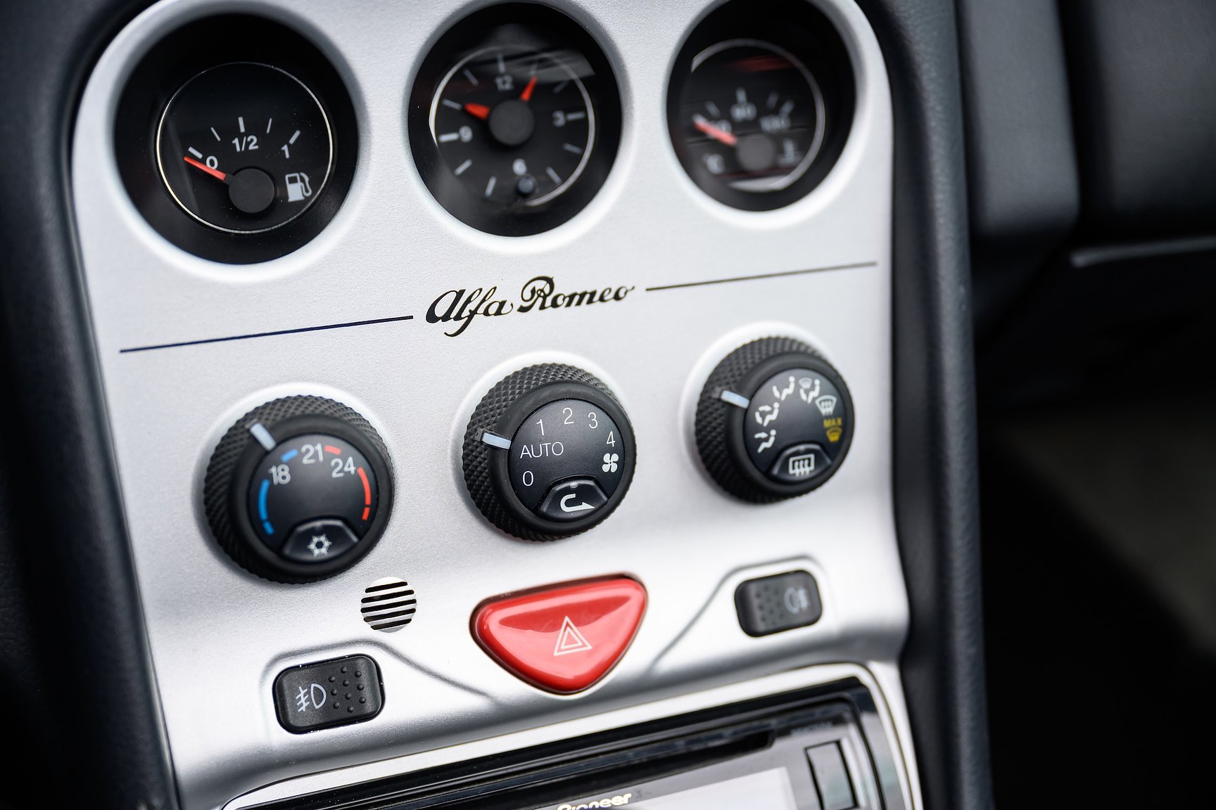 Interior image of 2001 Alfa Romeo Spider 3.0 V6