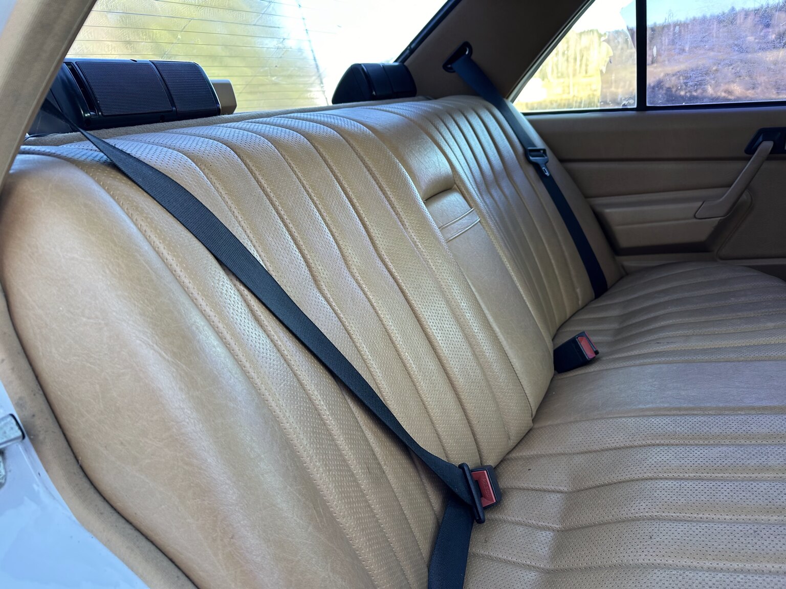 Innenraumfoto von 1988 Mercedes-Benz 190 E 2.3 (27)