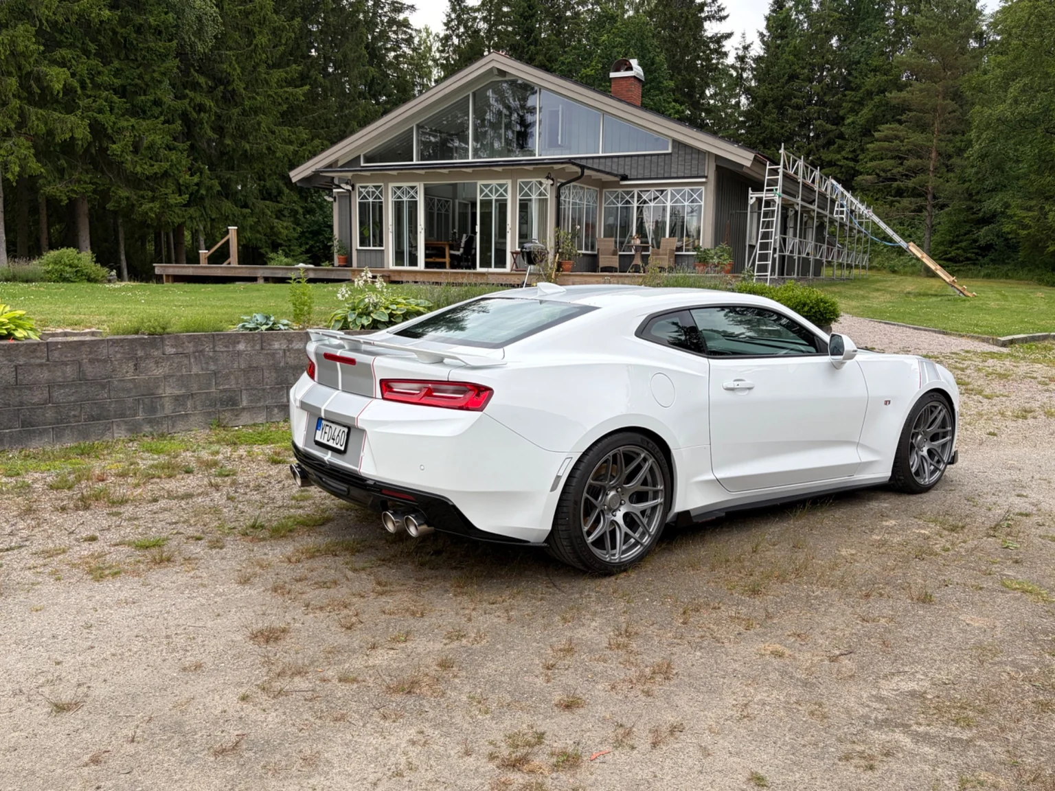 Exterior image of 2017 Chevrolet Camaro SS (18)