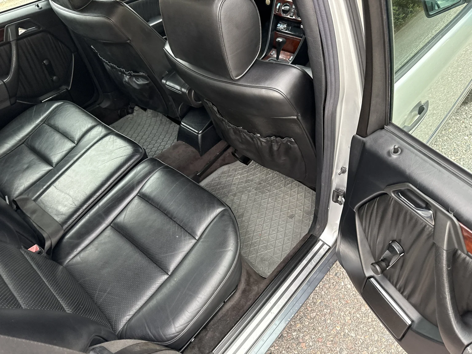 Interior image of 1994 Mercedes-Benz E 320 T (54)