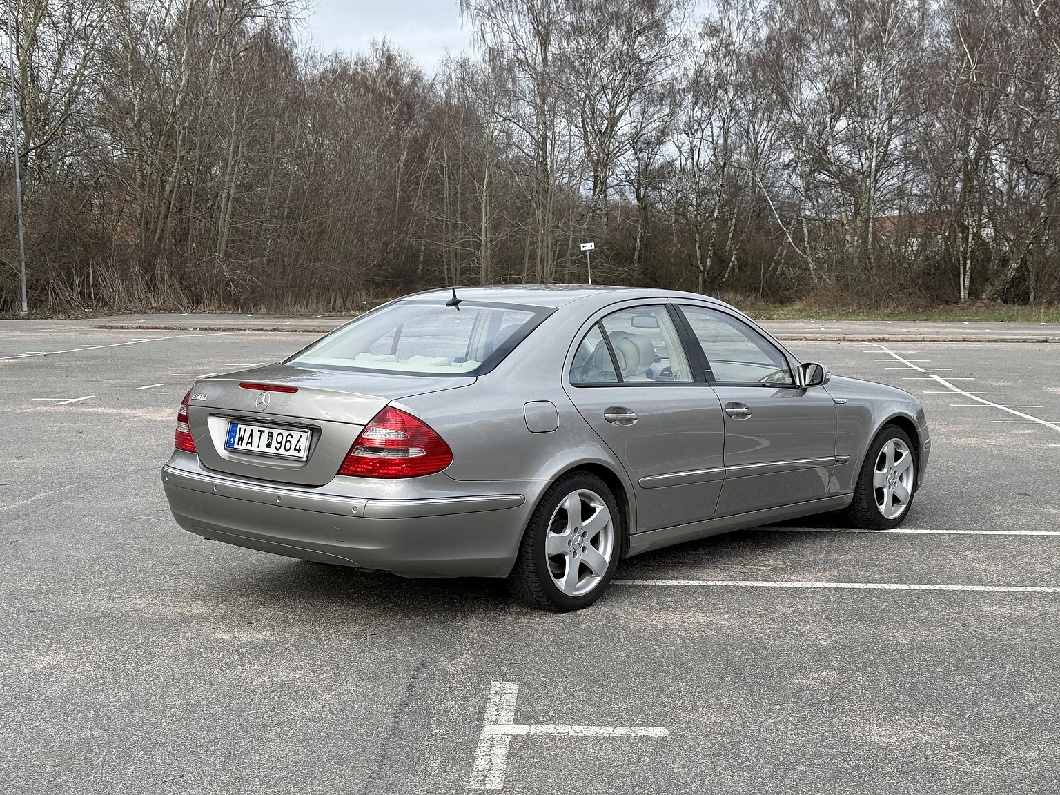 Exteriörbild på 2004 Mercedes-Benz E 500 7G-Tronic (3)