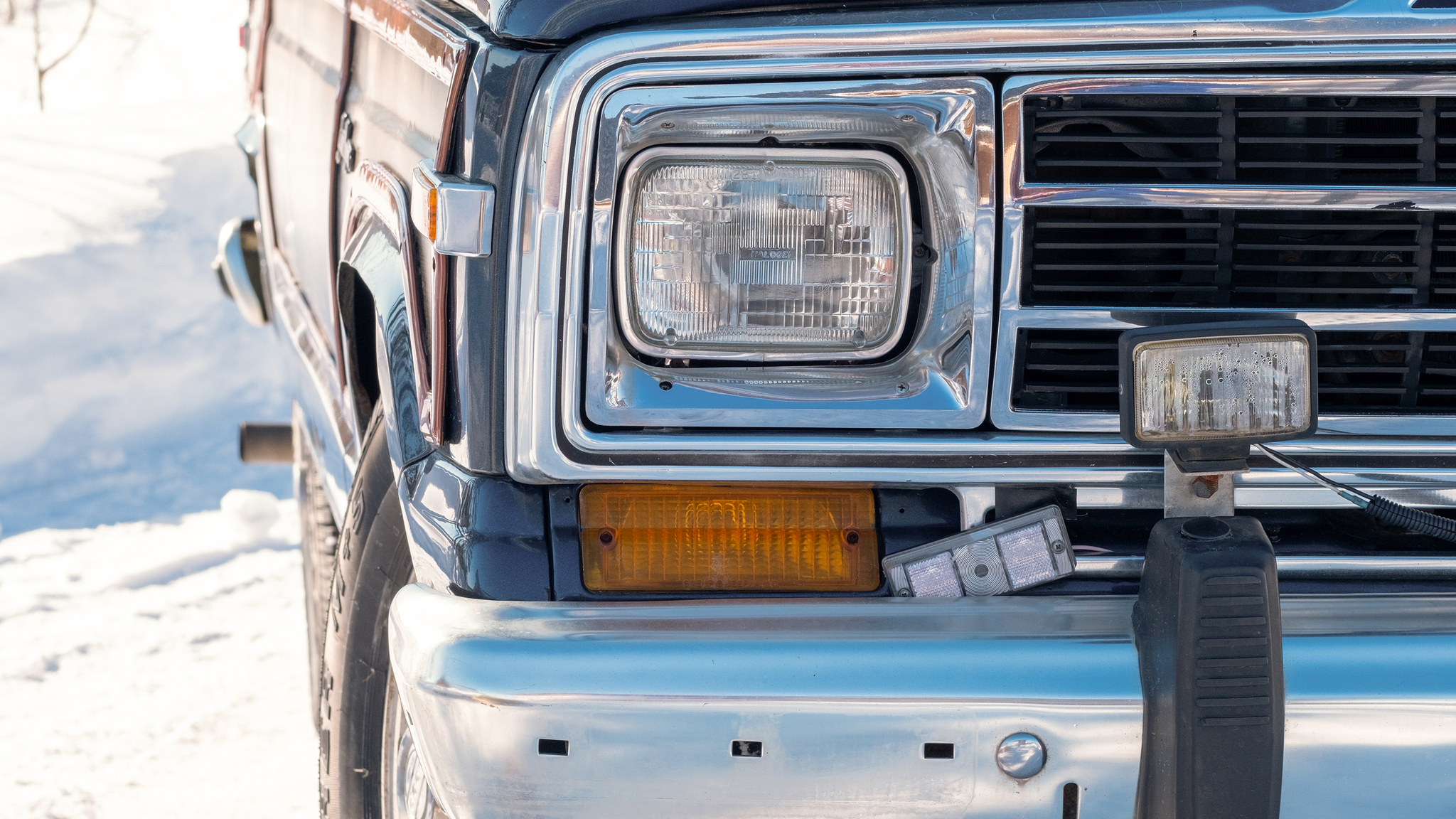 Exterior image of 1988 Jeep Grand Wagoneer 5.9