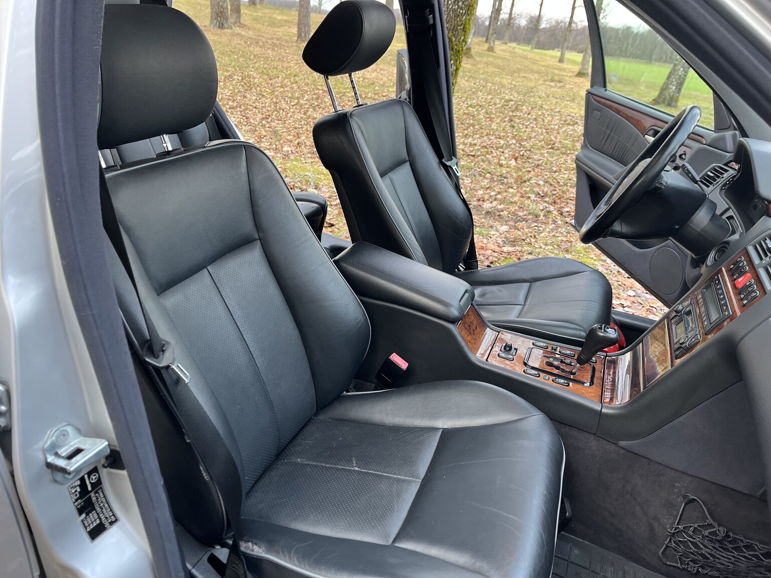 Innenraumfoto von 1999 Mercedes-Benz E320 T Automat