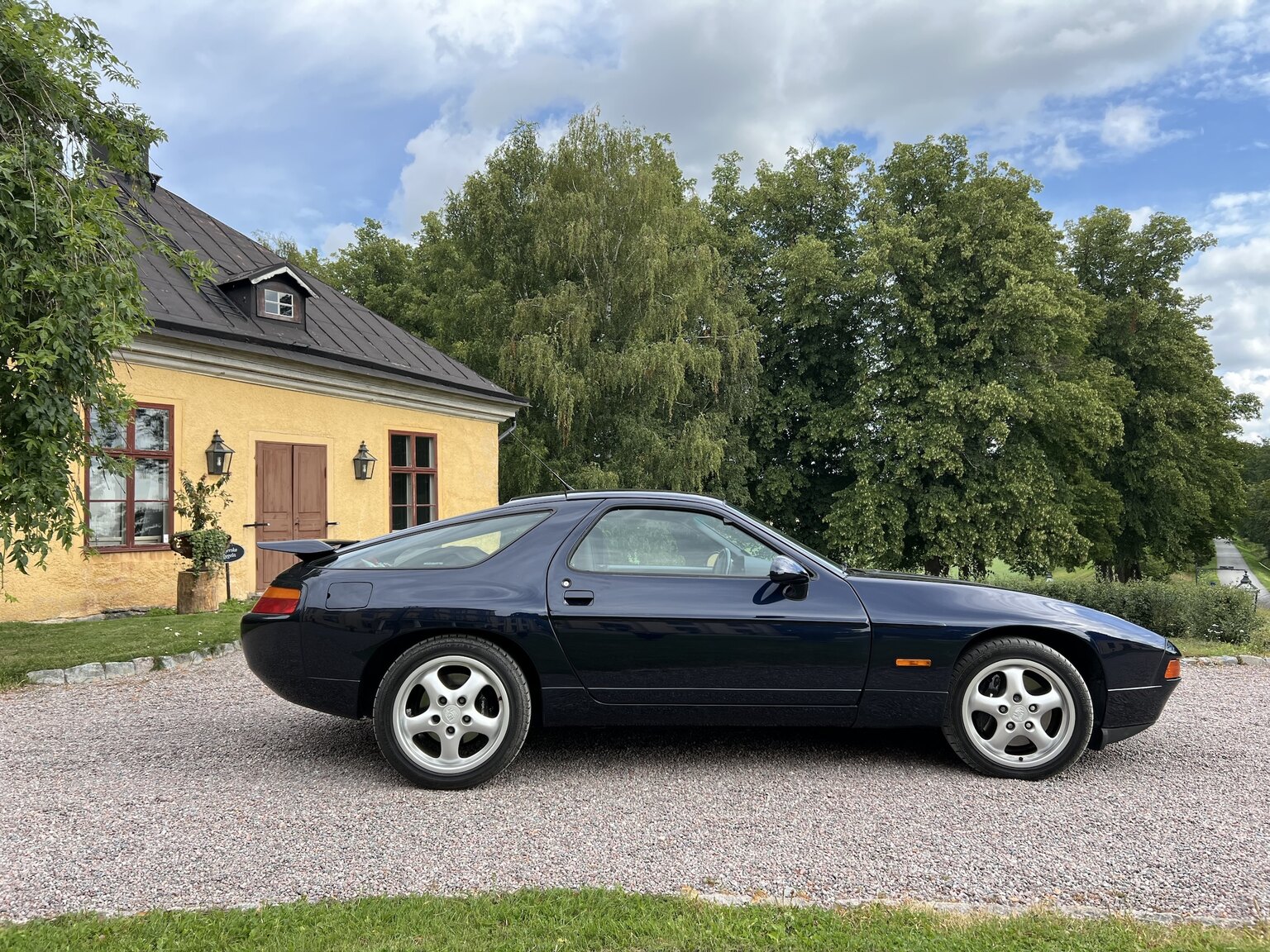 Exterior image of 1993 Porsche 928 GTS