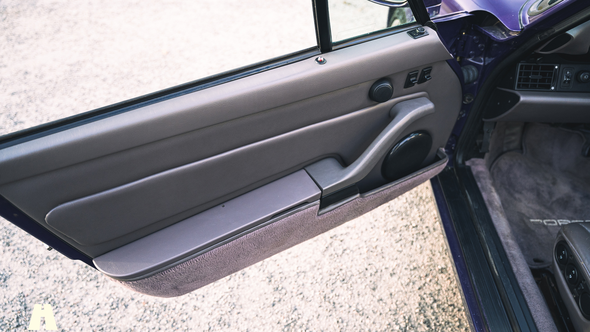 Interior image of 1994 Porsche 993 Cabriolet (9)