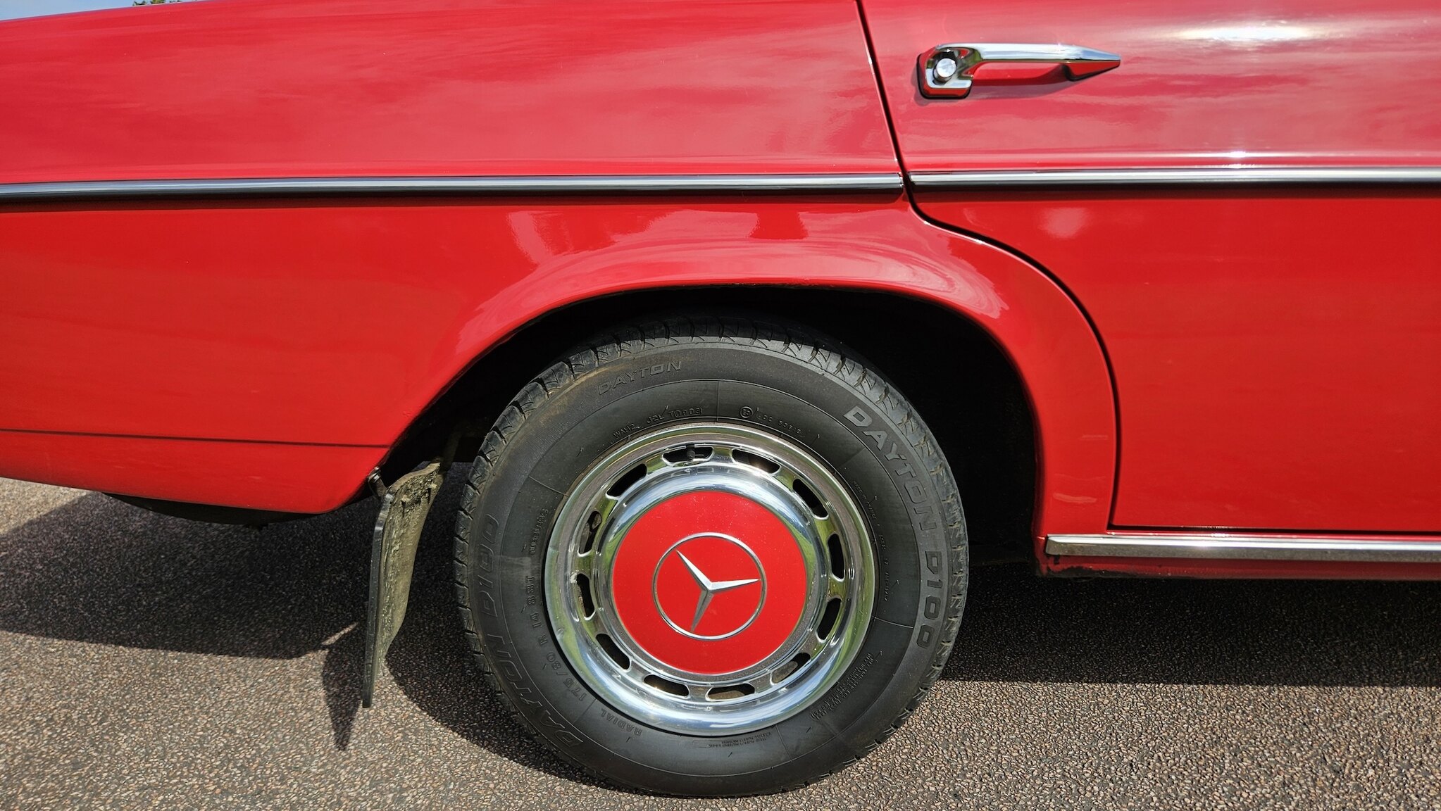 Exteriörbild på 1975 Mercedes-Benz 200