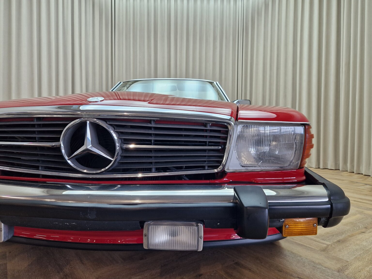 Exterior image of Mercedes-Benz 560SL