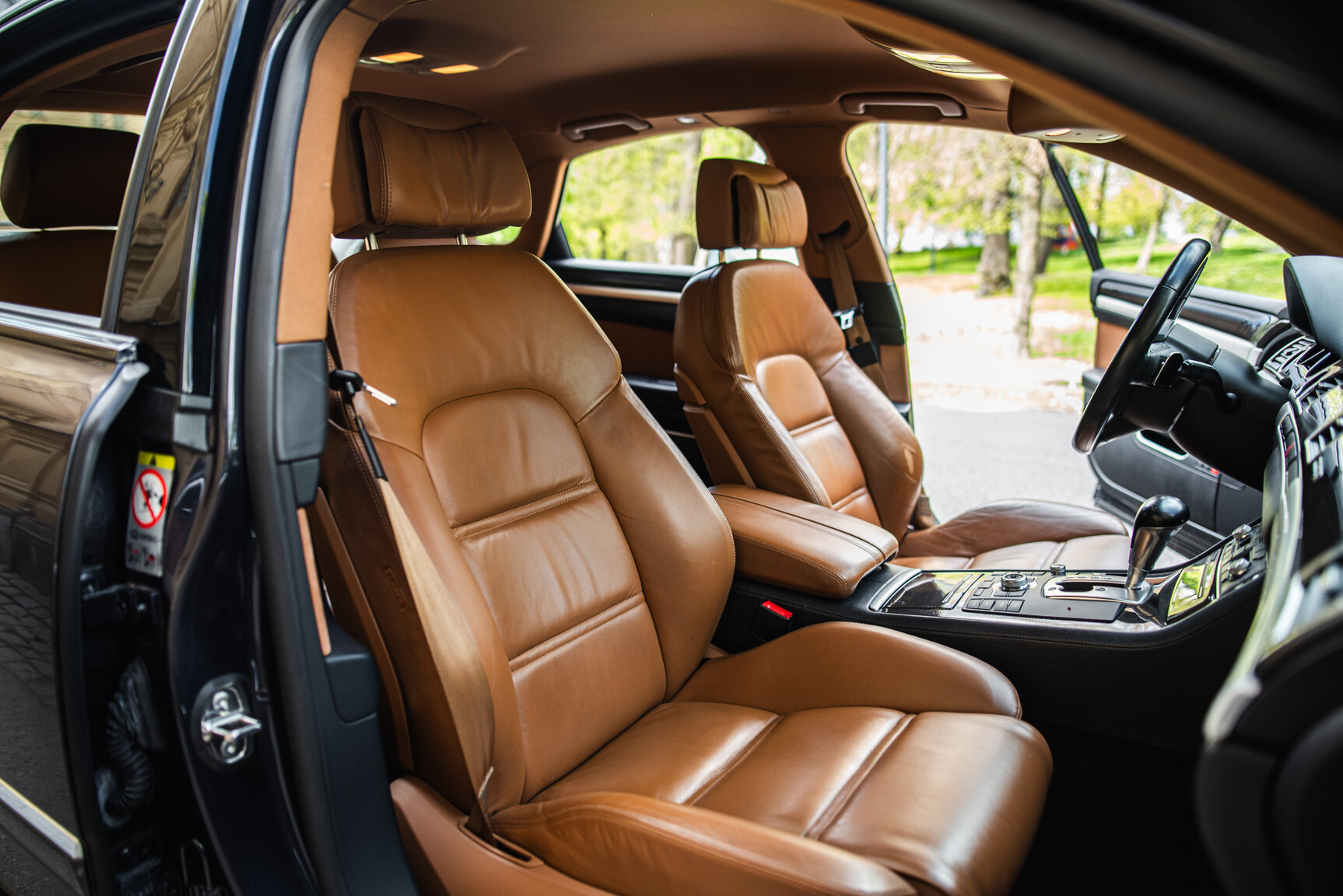 Interior image of 2009 Audi S8 5.2 V10 FSI Quattro