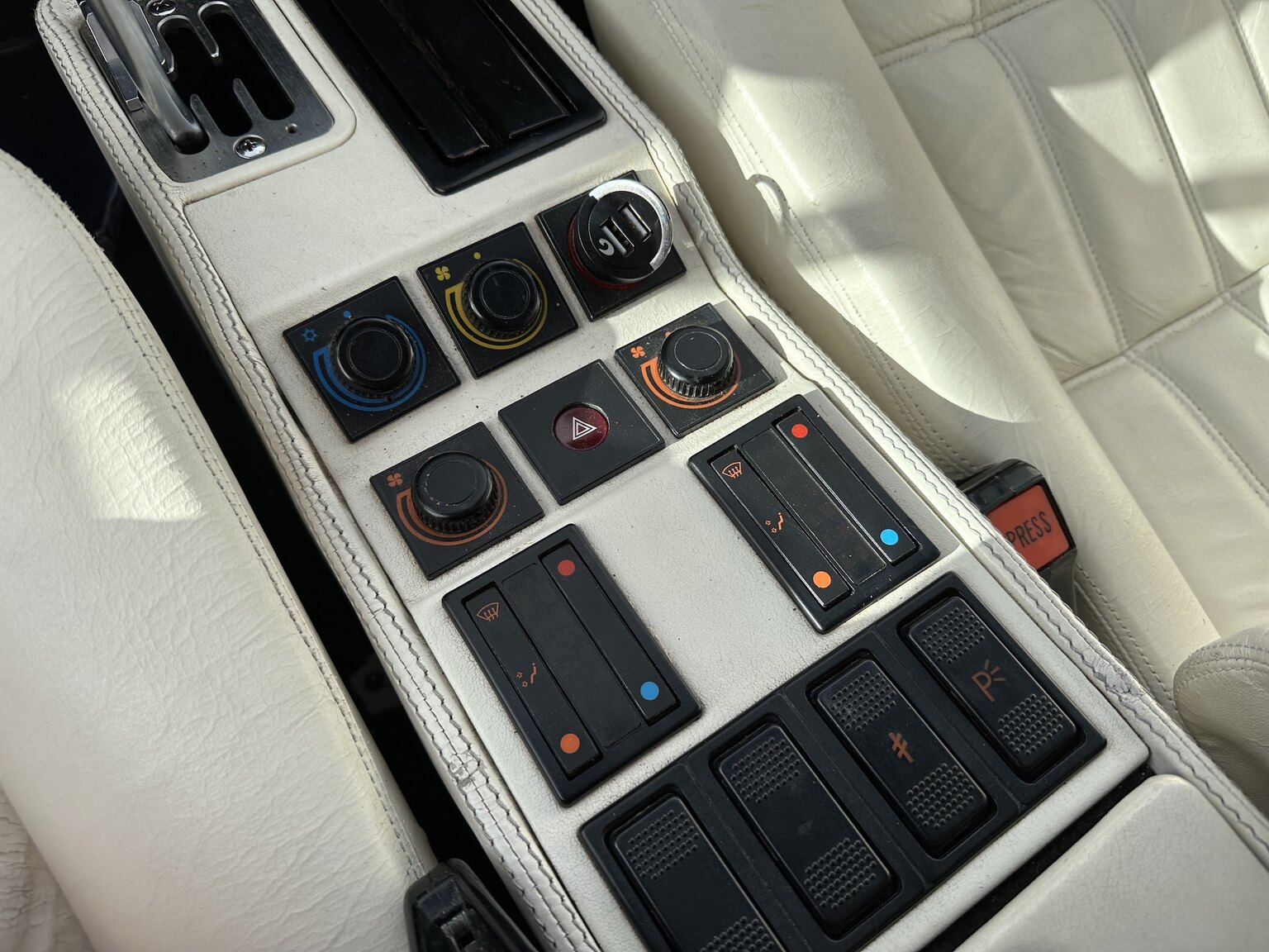 Interiörbild 1986 Ferrari 328 GTS