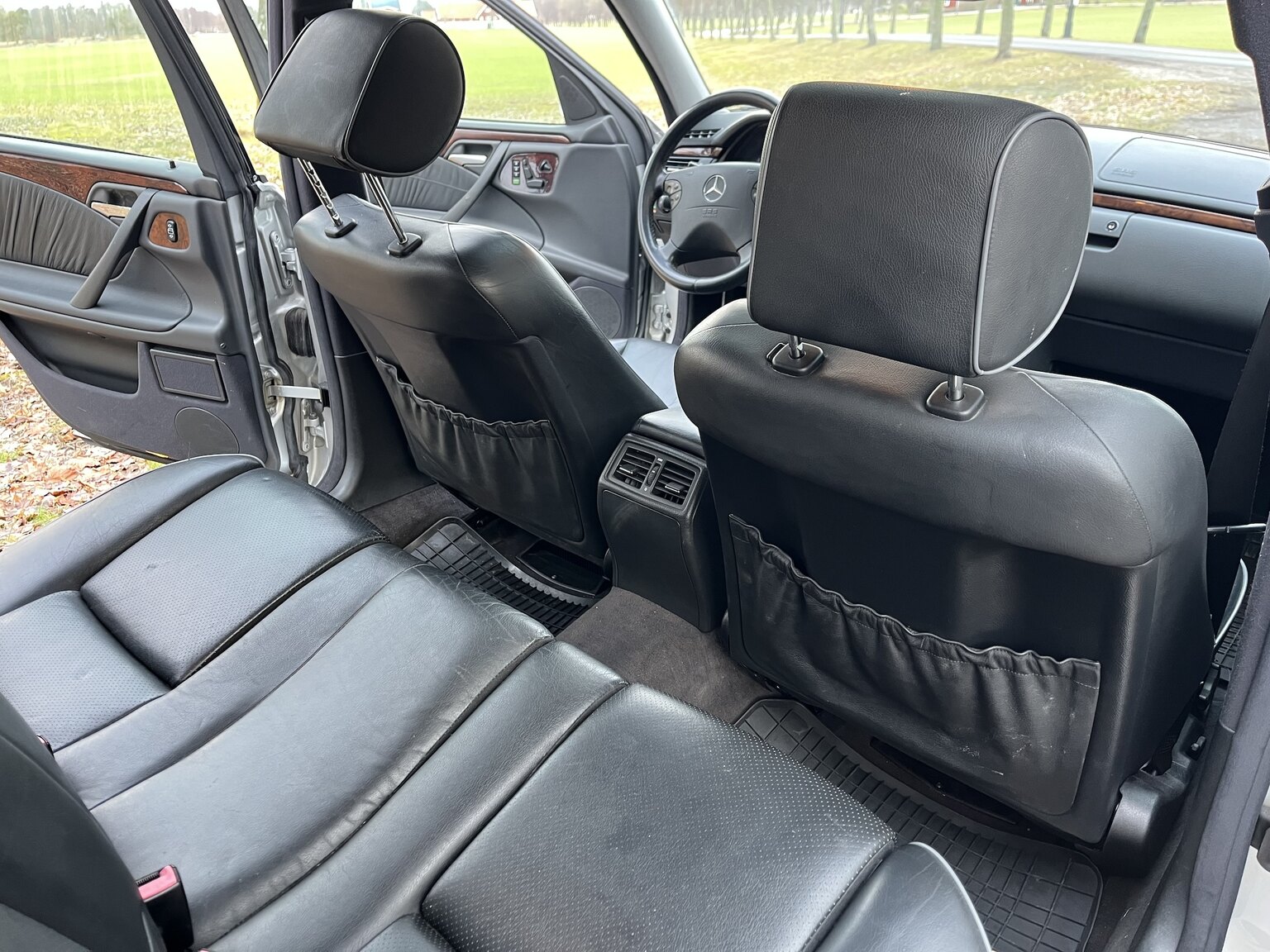 Innenraumfoto von 1999 Mercedes-Benz E320 T Automat