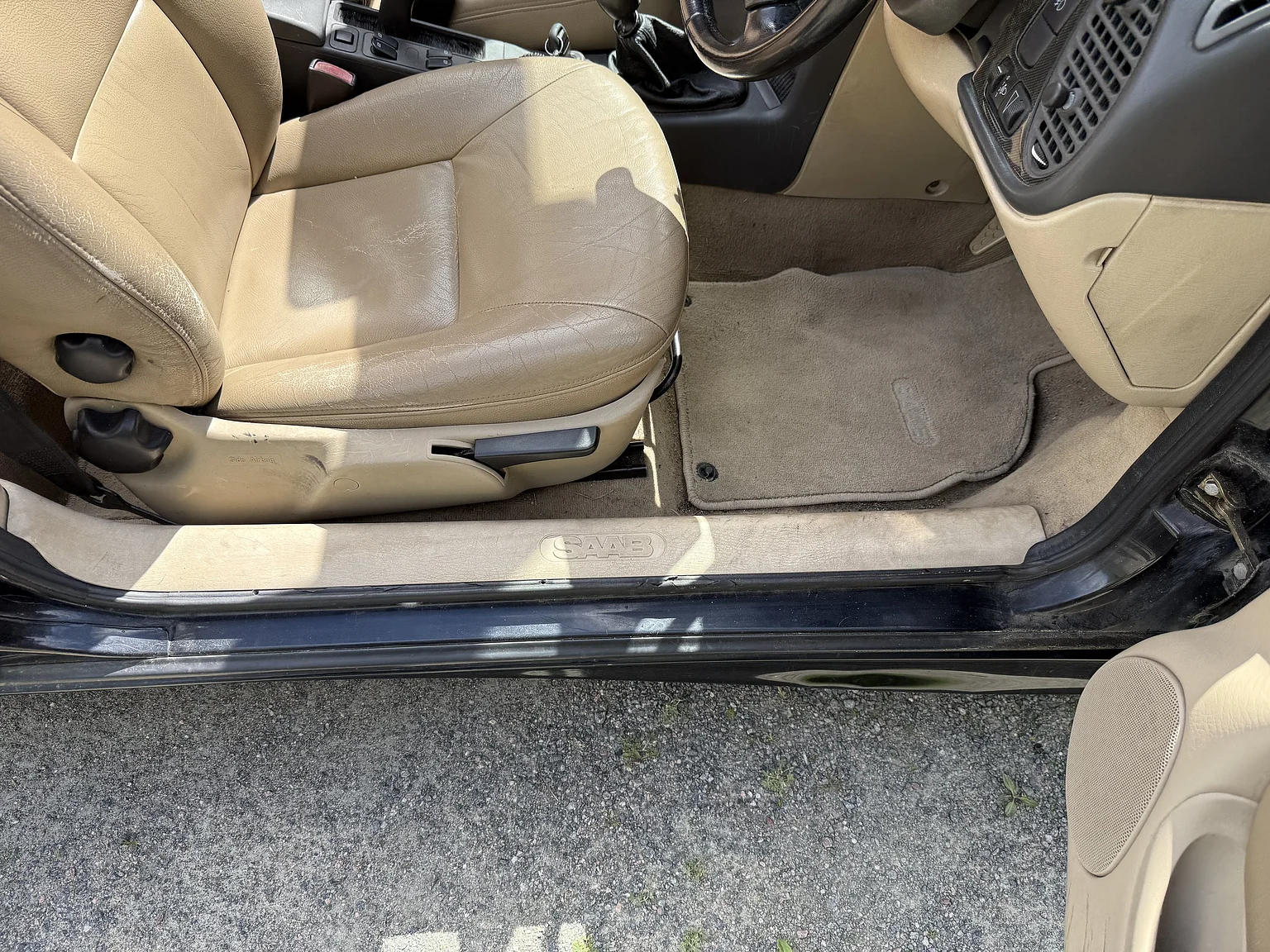 Interior image of 2002 Saab 9-3 2.0T SE Convertible – NO RESERVE (41)