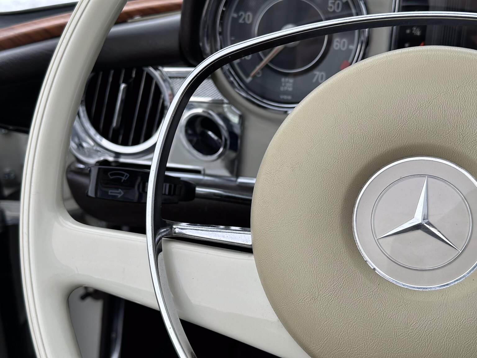Innenraumfoto von 1968 Mercedes Benz SL 280 Pagoda (21)