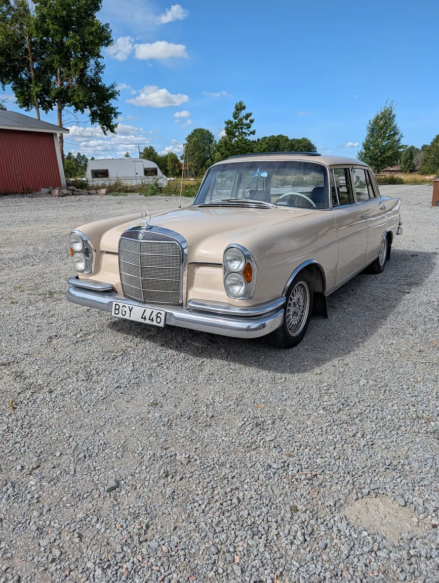 Exteriörbild på 1964 Mercedes-Benz 220 Sb (1)
