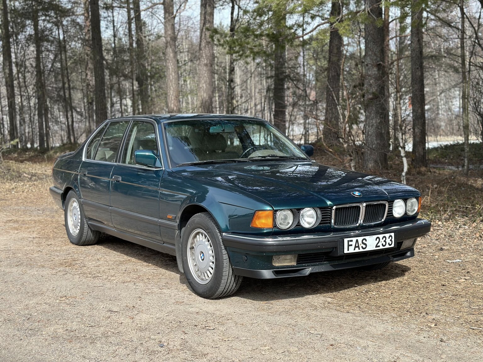 Exterior image of 1992 BMW 740iA (54)