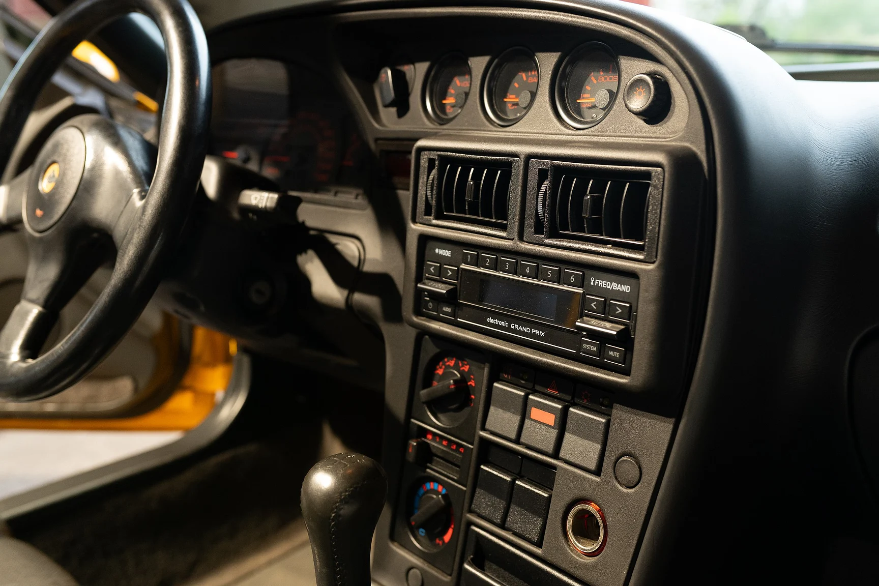 Innenraumfoto von 1995 Lotus Elan Roadster (1)