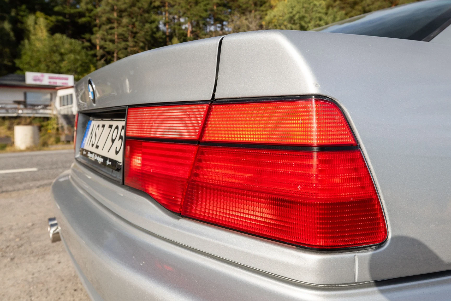Exterior image of 1991 BMW 850i (27)