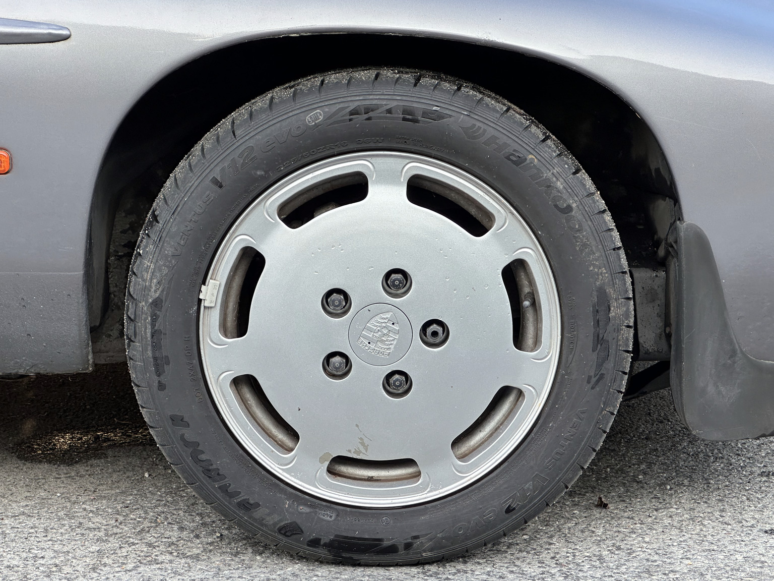 Exterior image of 1985 Porsche 928 (6)