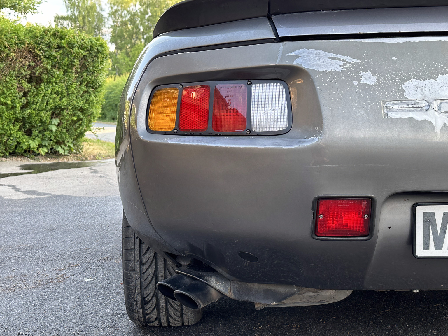Exterior image of 1985 Porsche 928 (26)