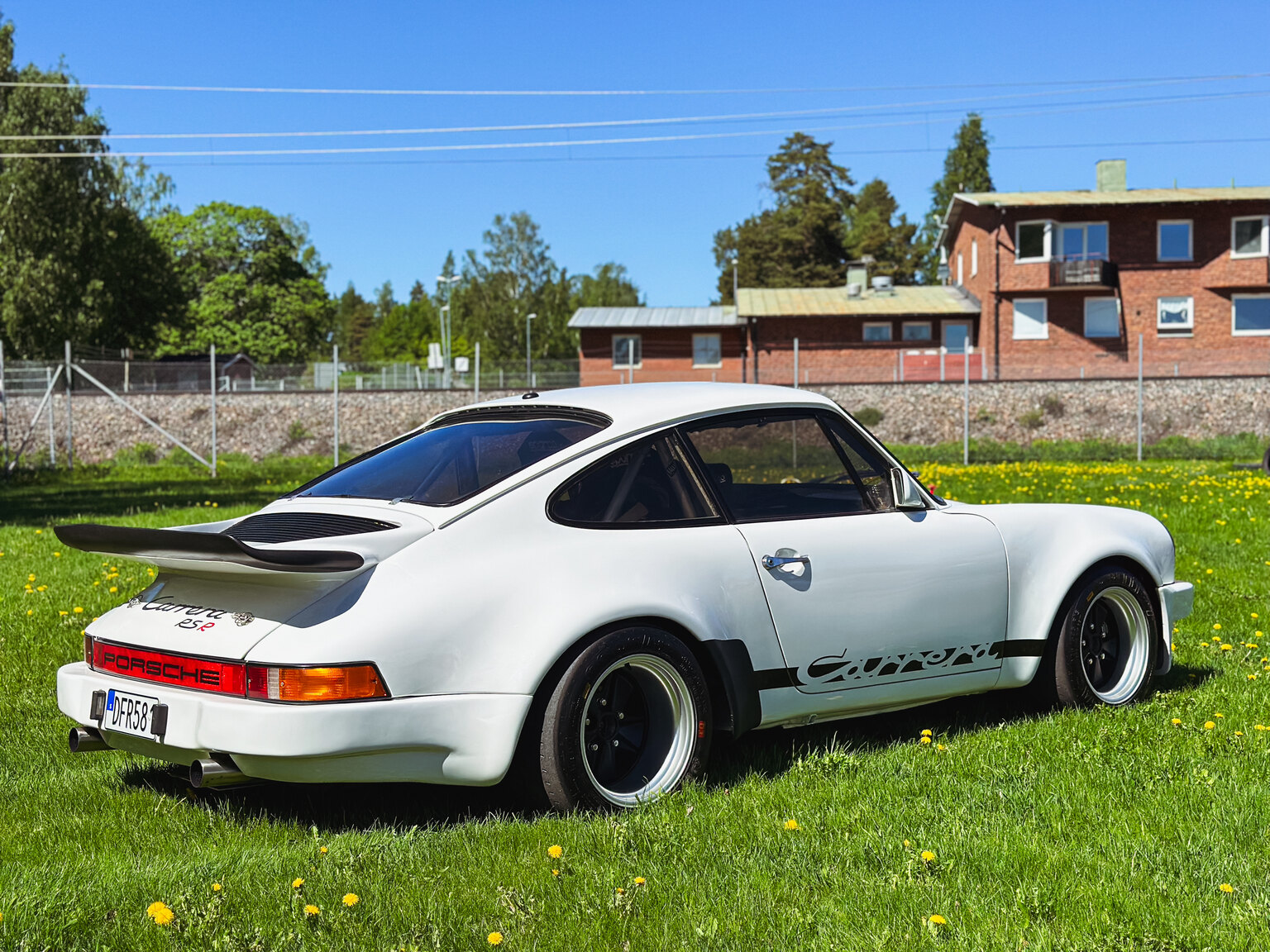 Exteriörbild på 1971 Porsche 911 RSR Tribute