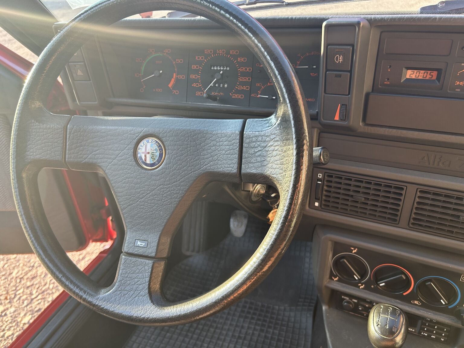 Interior image of 1988 Alfa Romeo 75 (23)