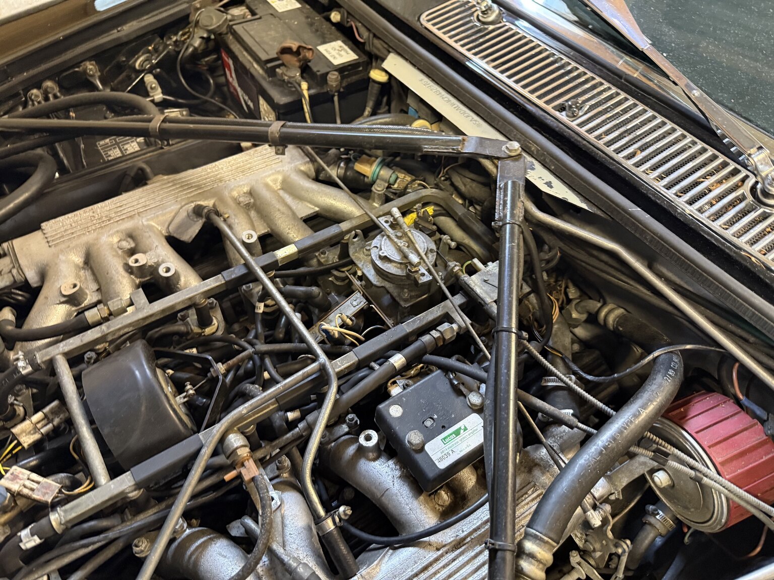 Image of 1990 Jaguar Daimler Double six mechanics