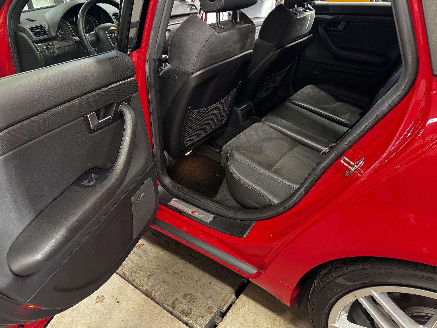 Interior image of 2007 Audi  S4 quattro 4.2 V8 manuell