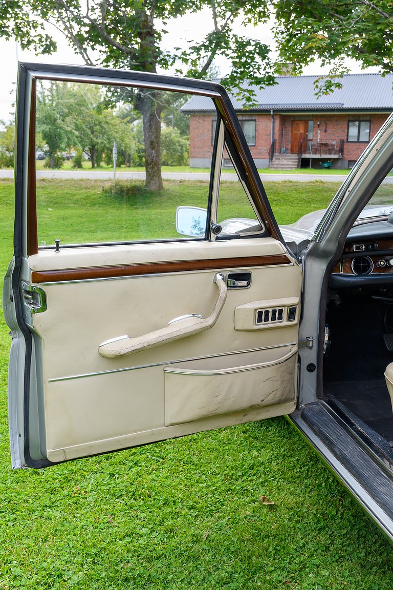 Interior image of 1969 Mercedes-Benz 300 SEL