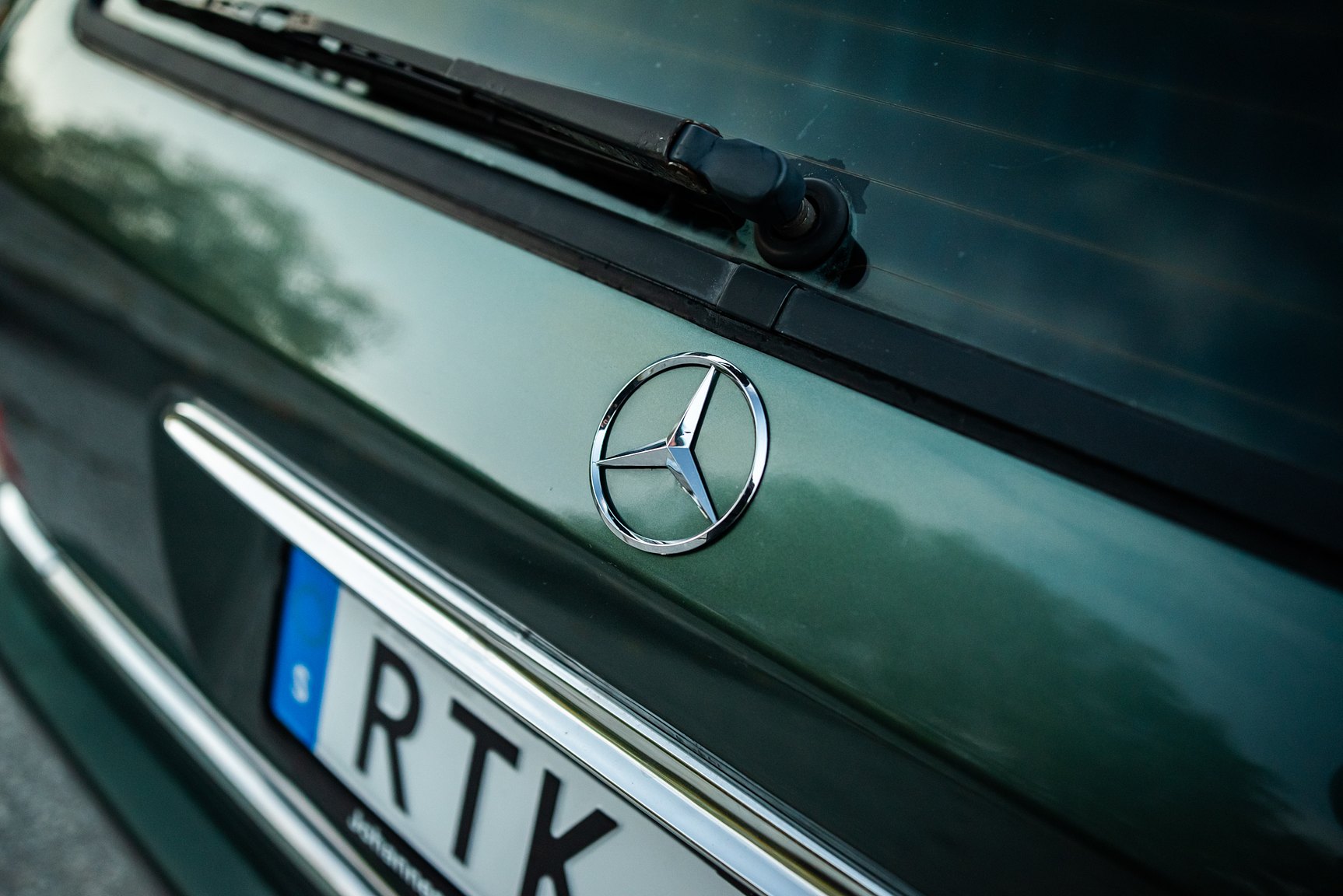 Exterior image of 1996 MERCEDES-BENZ E 320 T